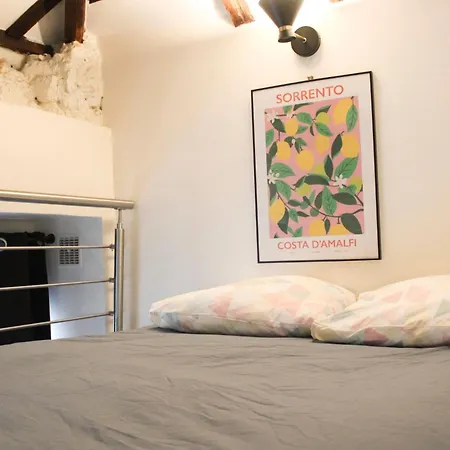 Charming Little Duplex House In 18th Casa vacanze