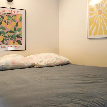 Charming Little Duplex House In 18th Casa vacanze *